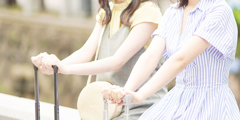 旅をする2人の女性