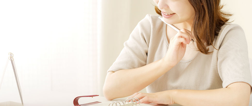 勉強中の女性