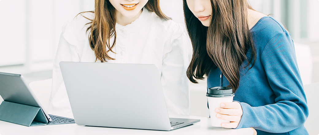 紙を読む女性2名