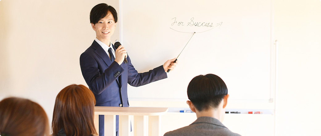 説明する男性