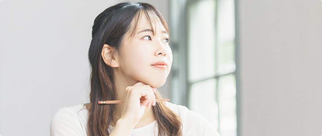 考える女性